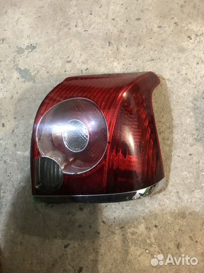 Задние фонари Toyota Avensis
