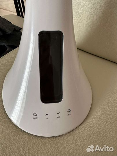 Лампа настольная белая