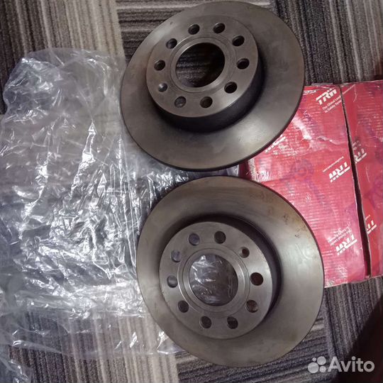 Тормозные диски TRW задние skoda octavia А5, ауди