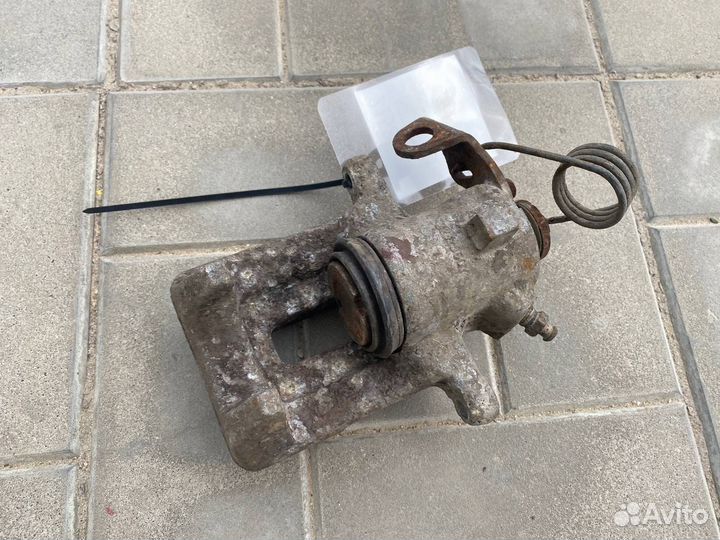 Тормозной суппорт задний правый Volkswagen Golf 4