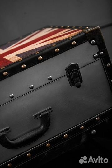 Тумба с британским флагом