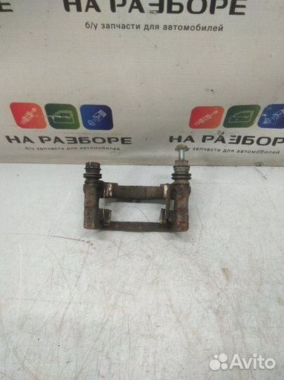 Скоба суппорта задняя правая Opel Astra H