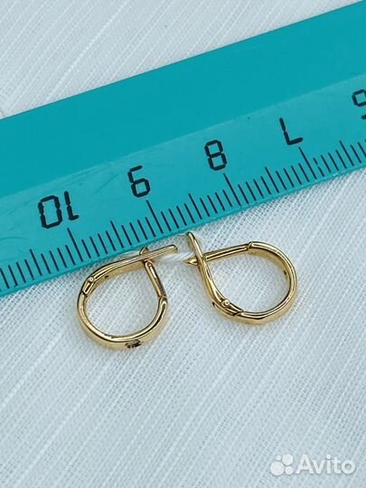 Золотые серьги на английском замке