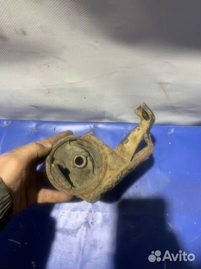 Подушка двигателя правая mitsubishi Galant e32a