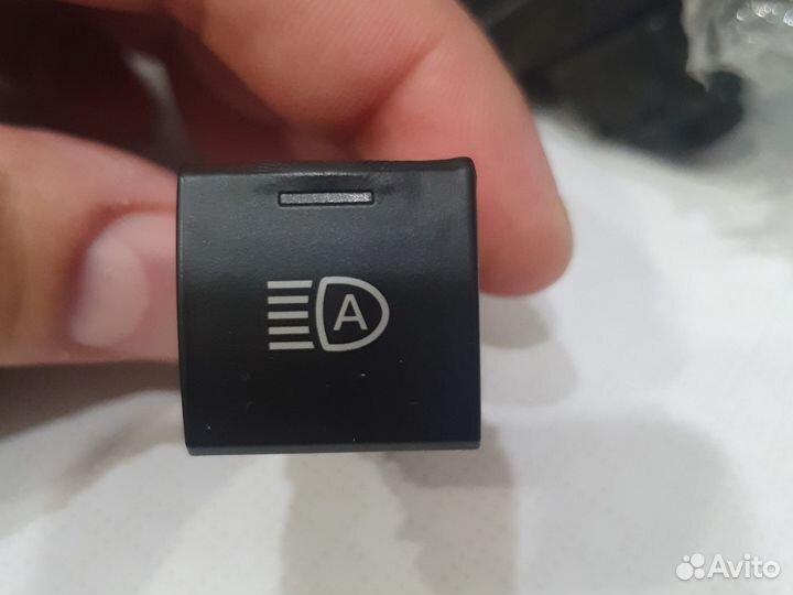 Продам кнопки автосвета и антизаноса на камри 70