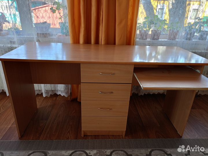 Письменный стол
