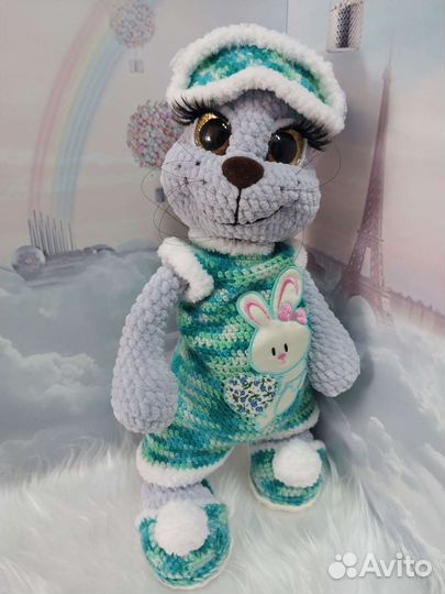 Вязанная игрушка кошечка