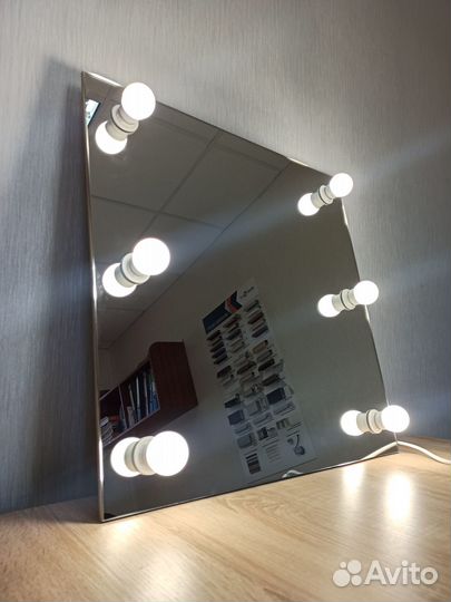 Гримерное зеркало с лампочками