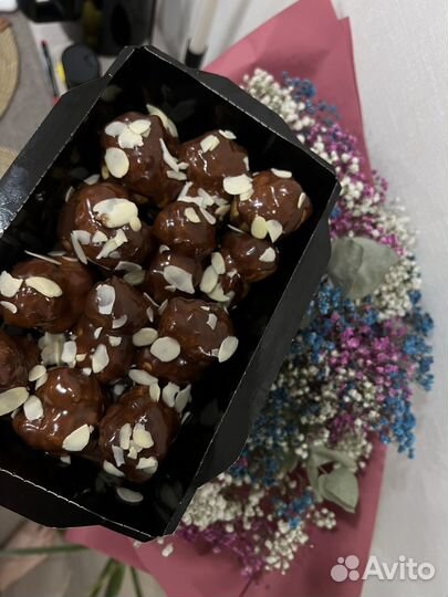 Профитроли под шоколадным соусом