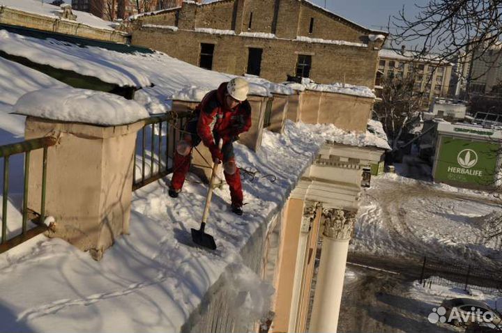 Очистка кровли от снега и наледи