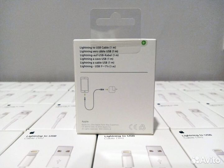 Зарядный кабель на iPhone