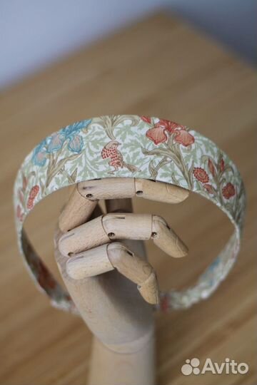 Кокошник Моррис - пташка среди ирисов (скругл.)