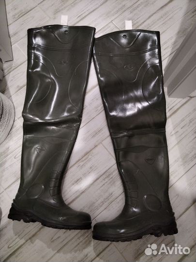 Продам болотники новые
