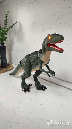 Динозавр на пульте управления