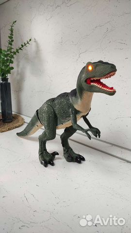 Динозавр на пульте управления
