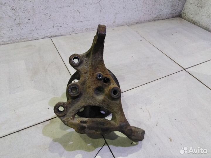 Кулак передний левый