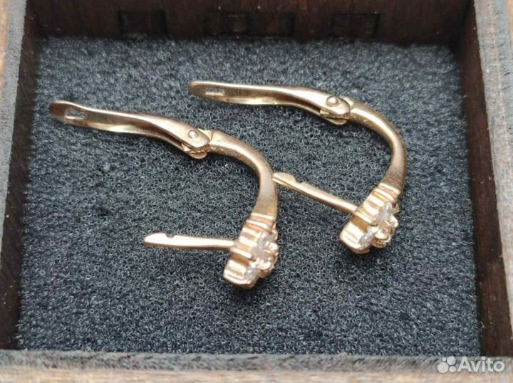 Золотые серьги 585 пробы массой 2.5 грамма