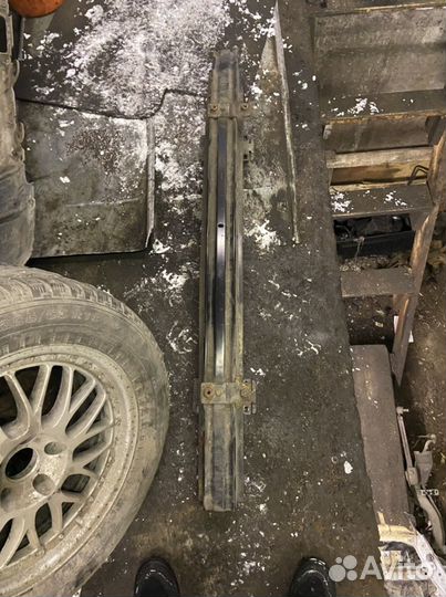 Усилитель переднего бампера Land Rover Discovery 3