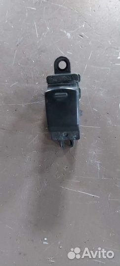 Кнопка стеклоподъёмника на Nissan Fuga