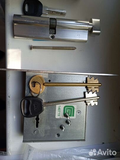 Дверной замок и личинка