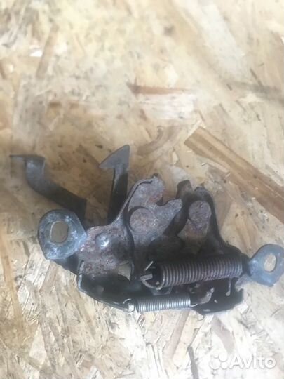 Замок капота передний Nissan Avenir PW11 QR20DE