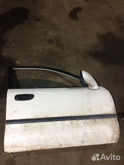 Дверь передняя правая Mitsubishi Carisma 1999