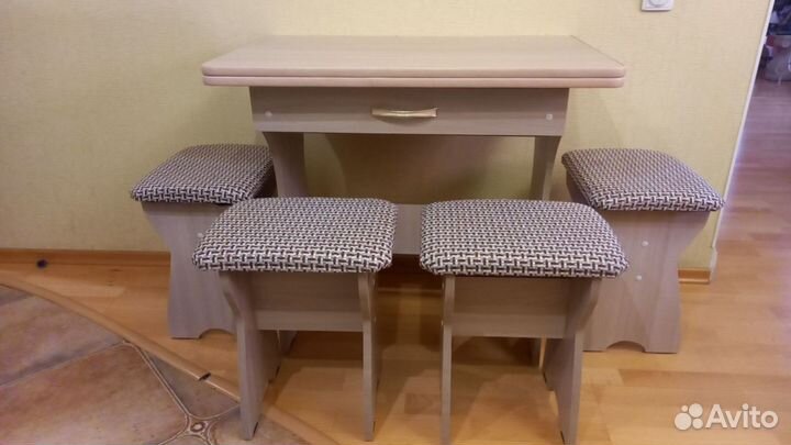 Стол с табуретками