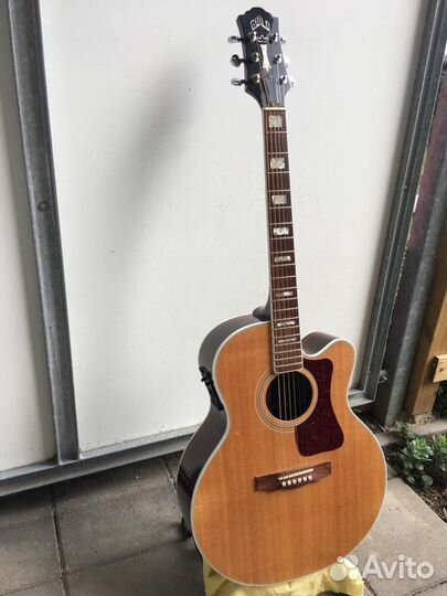 Акустическая гитара 