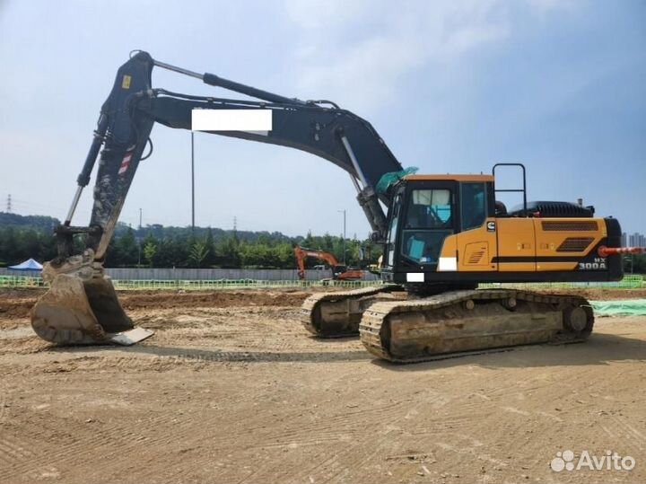 Гусеничный экскаватор Hyundai HX300LC, 2022