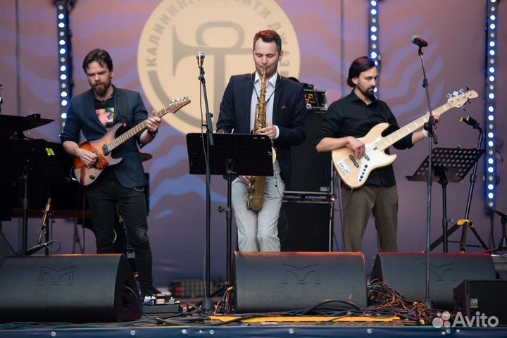 Саксофонист и др музыканты