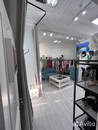 Аренда рейла, корнера, полки, витрин в шоуруме