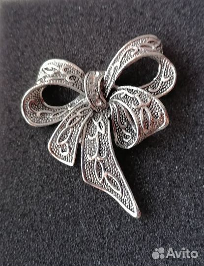 Брошь, клипсы, бусы, серьги