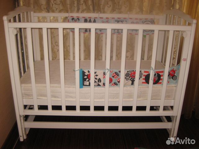 Детская кровать с маятником и матрасом