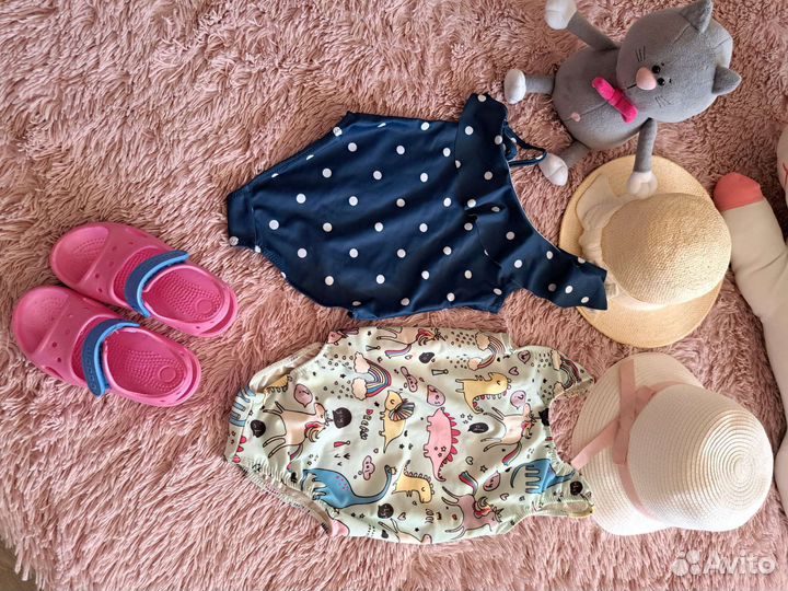Пакетом купальник на пляж, сандалики 92-98р