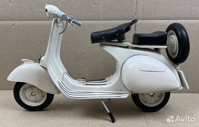 Модель скутера Vespa 150 1955 г 1:6