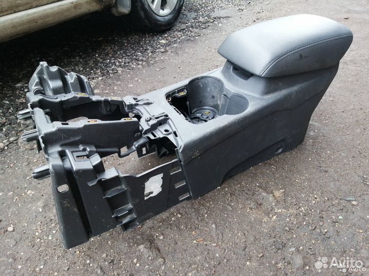 Центральная консоль с подлокотником Ford Focus 3
