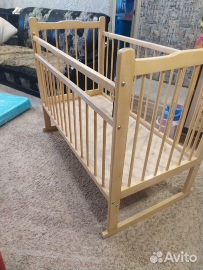 Детская кроватка с маятником