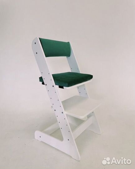 Белый стульчик с набором подушек