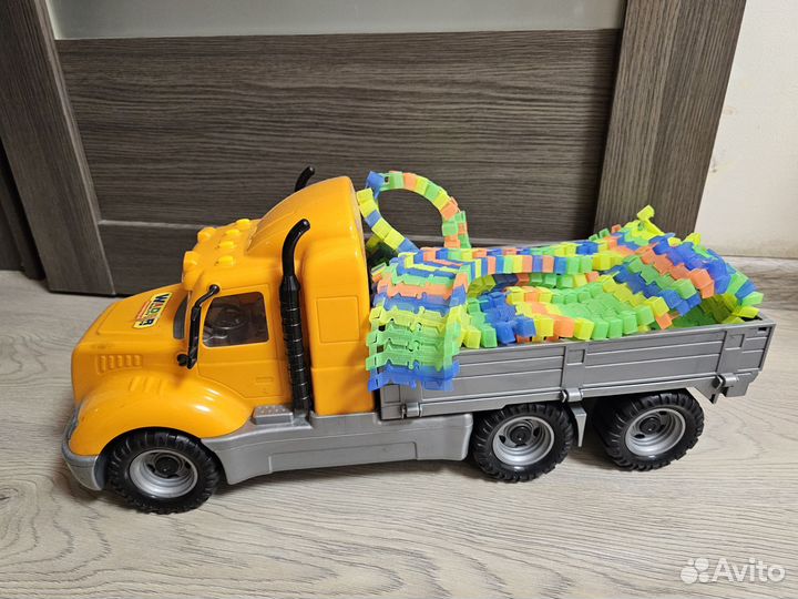 Машина-игрушка