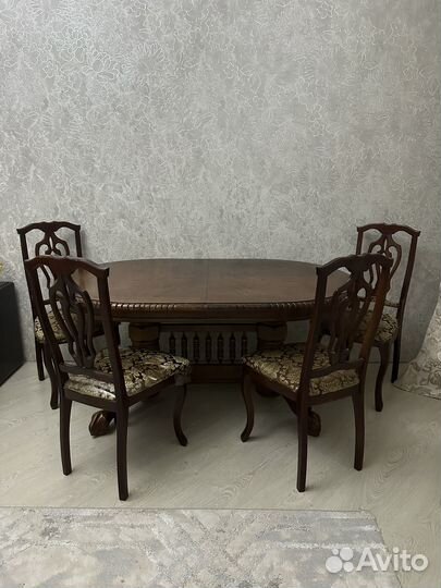 Стол со стульями