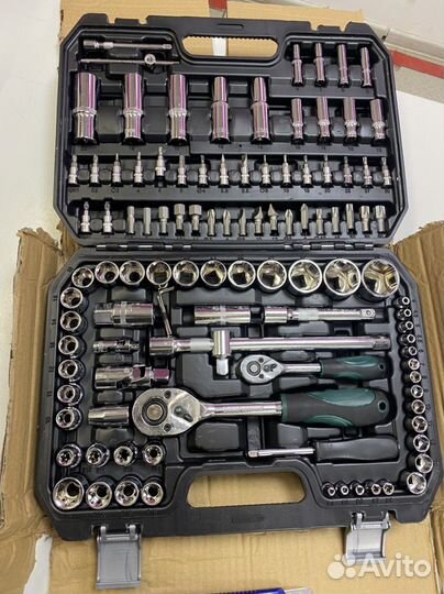 Набор инструментов для авто в чемодане