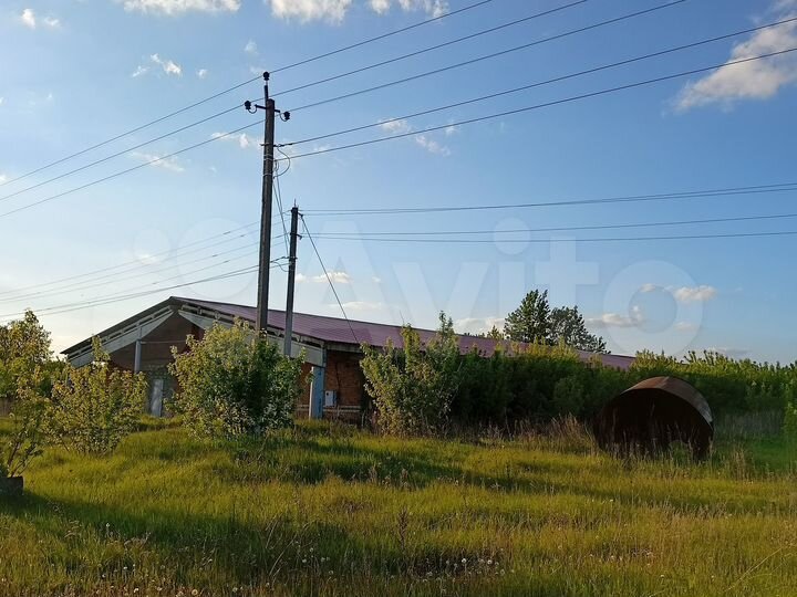 Кирпичное здание с коммуникациями, 2200 м²