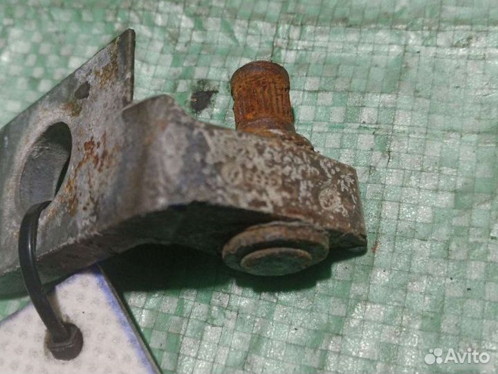 Петля двери левая Volkswagen Passat B3