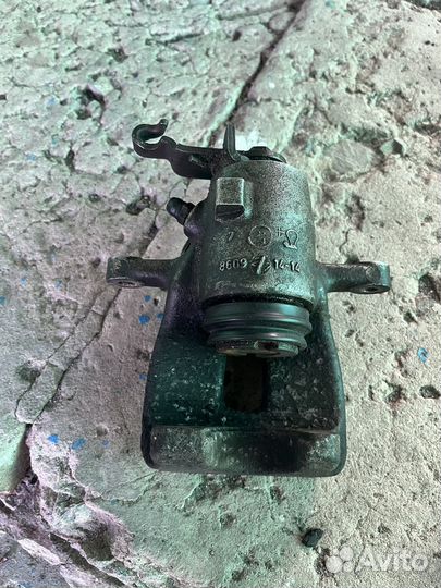 VW Задний левый суппорт 1K0615423M