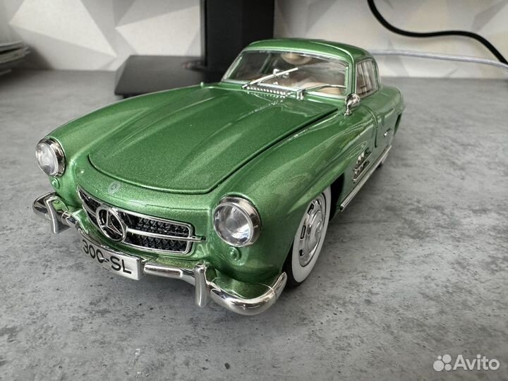 Модель автомобиля Mercedes-Benz 300SL 1954 с паром