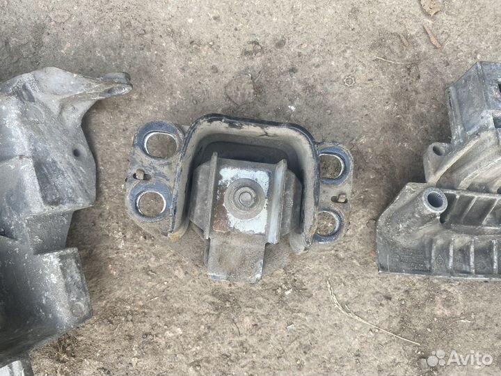 Кронштейн опора коробки Renault Clio Symbol