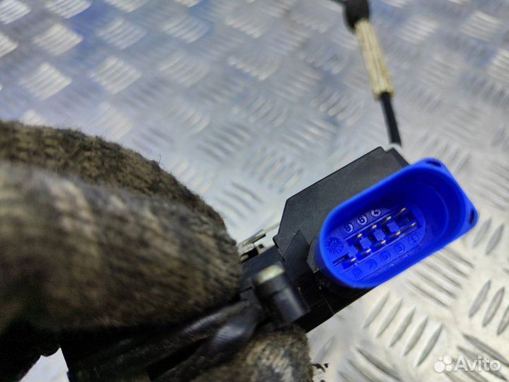 Замок двери передней левой Volkswagen Touareg 3.6