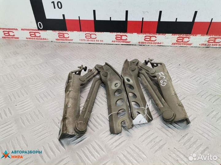 Петля капота Skoda Roomster 2008 5J0823301