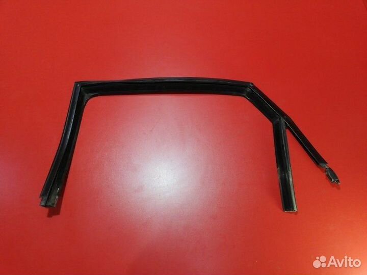 Уплотнитель стекла двери задний левый Volkswagen