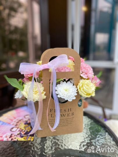 Композиция из цветов, букет, цветы в стаканчике